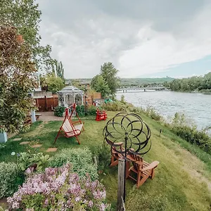 Gasthof Along River Ridge, YYC